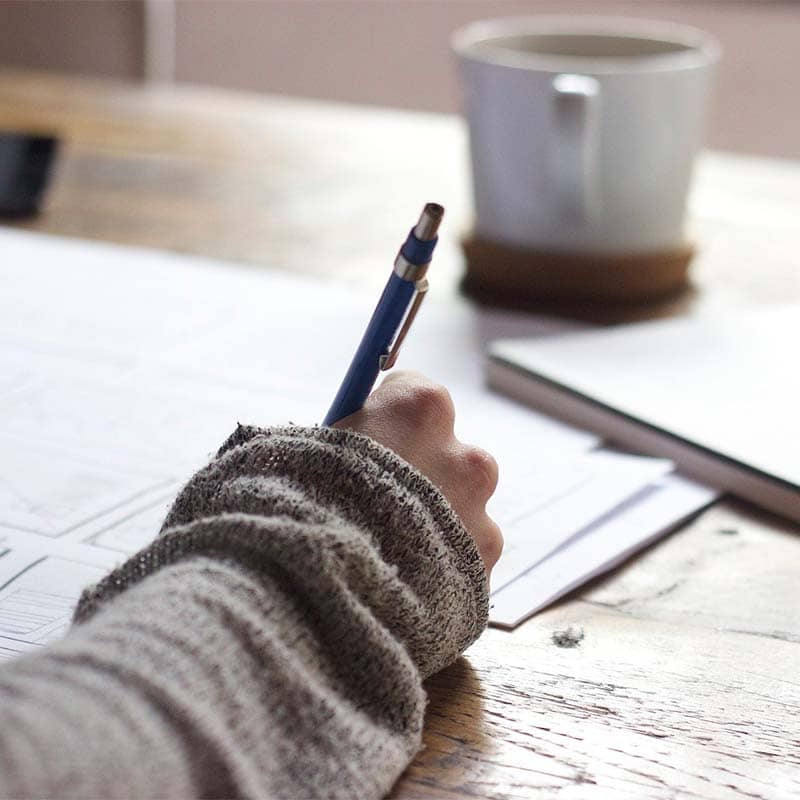 Famindlyn Ajanhallintaidokas Online Coachingissa syvennytään sinun ajanhallintaasi hyvinvointia tukevia ratkaisuja löytäen. Tutustu Famindlyn valmennukseen!