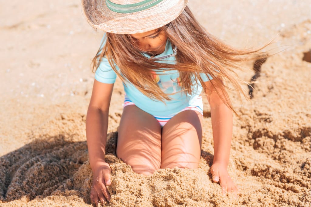 Miten suojata lapsen iho auringolta? Lue Äitipiirin blogista!