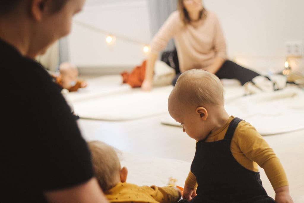 Äitipiirin Hyvinvointiaamu Saga Yogalla.
