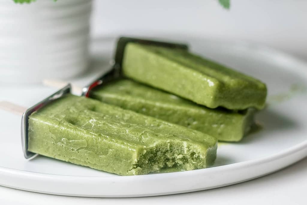 Pakasta ylimääräinen smoothie jäätelöksi. Raikas herkku maistuu aurinkoisena päivänä!