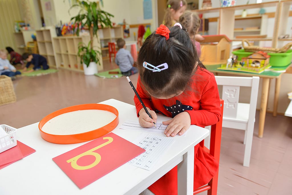 Ruoholahden Montessori -päiväkodissa lapsi oppii omaan tahtiinsa.