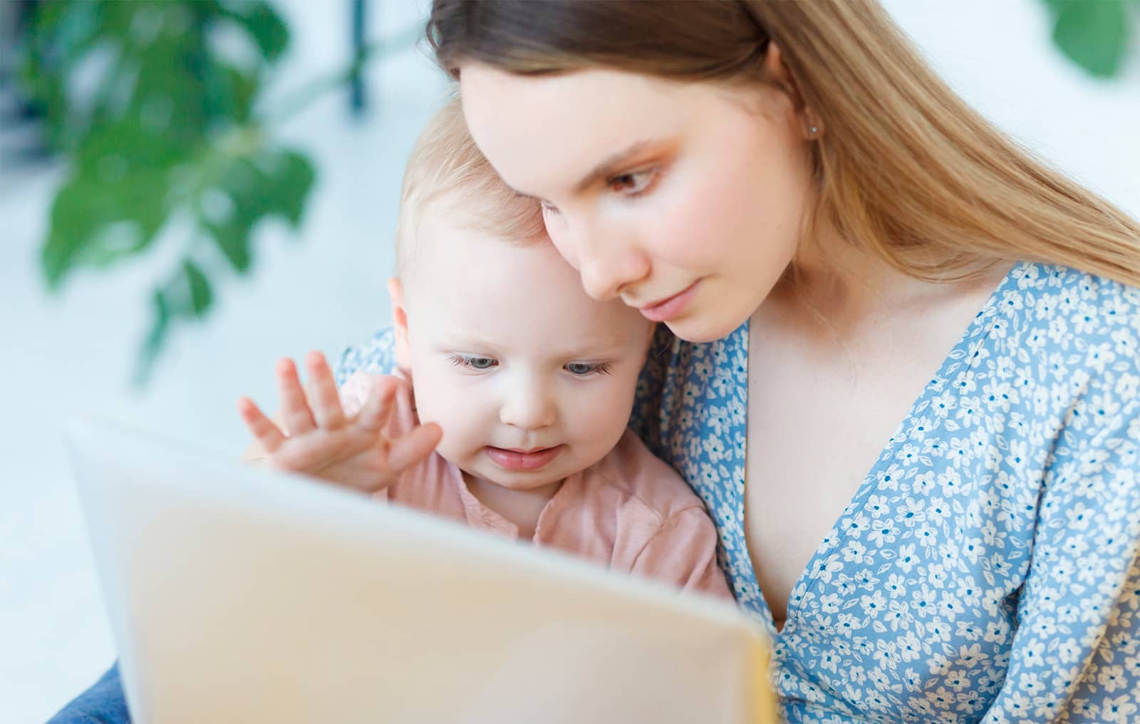 Haluatko osallistua äidin webinaareihin? Äitipiirin webinaareista saat tietoa ja hyvää oloa äitiarkeen.