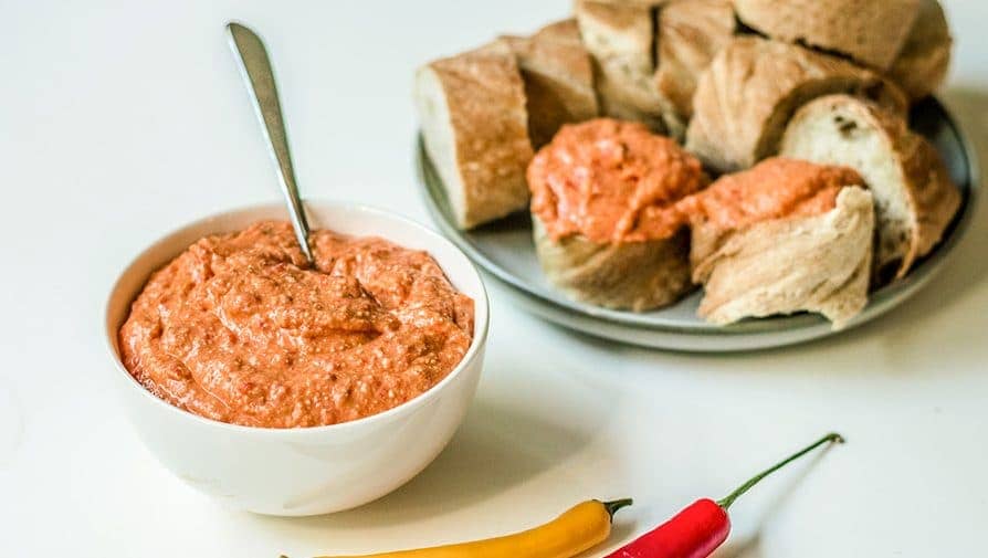 Vegaaninen "feta"juustodippi saa tulisuutensa chilistä. Dippi maistuu erityisen hyvältä patongin kera.
